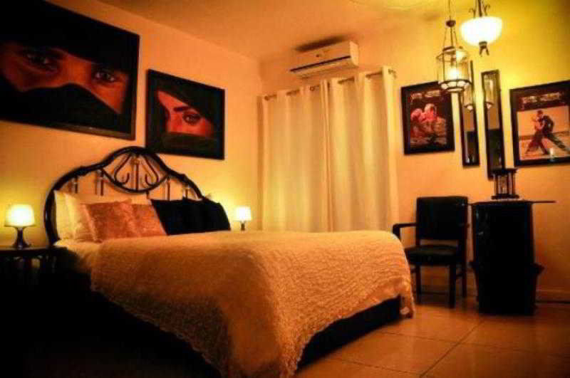 Casa Amapola Manila Bed & Breakfast Тагуиг Екстериор снимка
